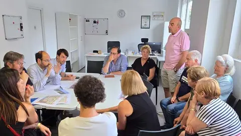 Reuni&oacute;n de trabajo entre miembros y t&eacute;cnicos municipales y representantes de Nueva Ciudad | Foto: Ayuntamiento
