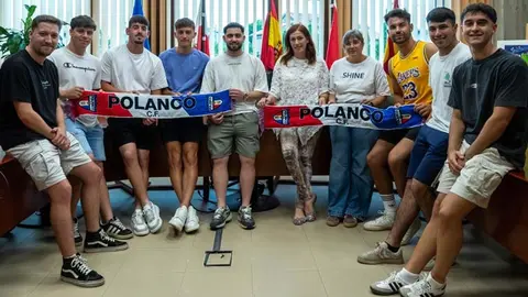 La alcaldesa, Rosa D&iacute;az, y la concejal de Juventud, Alicia Mart&iacute;nez Bustillo, con representantes de los equipos | Foto: Ayuntamiento