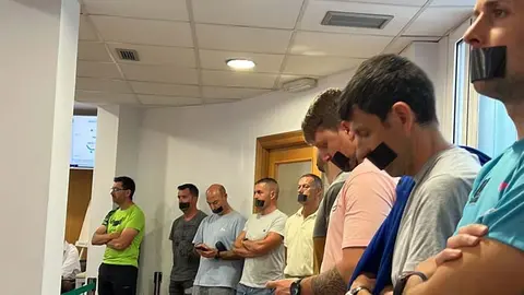 La Polic&iacute;a Local de Torrelavega ha accedido al Pleno con la boca tapada como parte de su reivindicaci&oacute;n