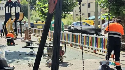 Han comenzado los trabajos de mejora en parques infantiles en Torrelavega | Foto: Ayuntamiento
