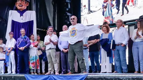 El torrelaveguense Antonio Resines da el pistoletazo de salida a la fiestas del Cristo con "striptease" incluido | Foto: Ayuntamiento