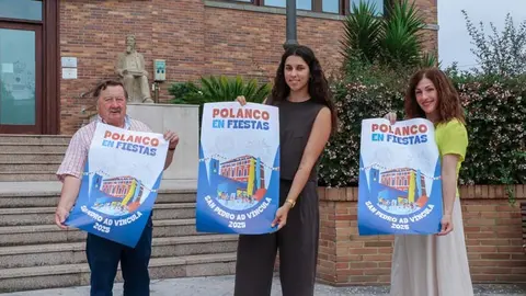 Zoe Galdeano Ricciardiello muestra el cartel anunciador de San Pedro Adv&iacute;ncula de este a&ntilde;o junto a la alcaldesa de Polanco, Rosa D&iacute;az, y al concejal de Festejos, Fernando Saludo | Foto: Ayuntamiento