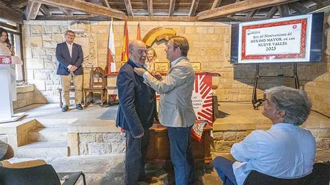 Antonio Resines recibe la distinci&oacute;n como Merino Mayor 2025 del alcalde de Reoc&iacute;n, Pablo Diestro.