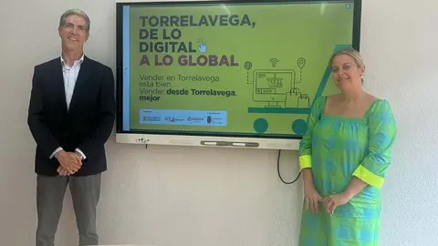 Carlos Augusto Carrasco y Cristina Garc&iacute;a Vi&ntilde;as presentan 'Torrelavega, de lo digital a lo global' | Foto: Radio Studio