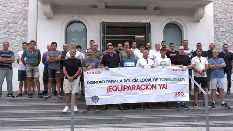 Concentraci&oacute;n de la Polic&iacute;a Local de Torrelavega antes del pleno de agosto en La Llama | Foto: Radio Studio