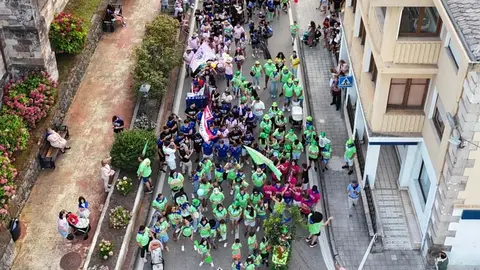 Pasacalles de las pe&ntilde;as y los pregoneros seguidos por decenas de vecinos&nbsp;| Foto: Ayuntamiento de Polanco