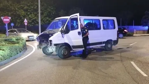 La furgoneta fue alcanzada a la altura de la rotonda de Campuzano, frente al bazar que se quem&oacute; | Foto: Radio Studio