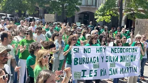 Imagen de archivo de una huelga en Torrelavega de los docentes | Foto: STEC