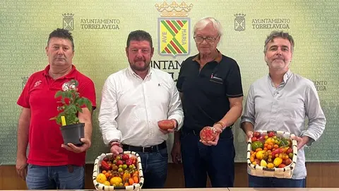 Presentaci&oacute;n del V Festival Internacional del Tomate en la que se ha mostrado por primera vez el tomate de Torrelavega: Se&ntilde;or&iacute;o de la Vega | Foto: Radio Studio