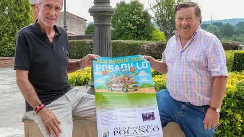 El concejal de Festejos, Fernando Sa&ntilde;udo (a la derecha), sostiene el cartel de la fiestas de Posadillo junto al primer teniente de alcalde, Avelino Rodr&iacute;guez | Foto: Ayuntamiento de Polanco