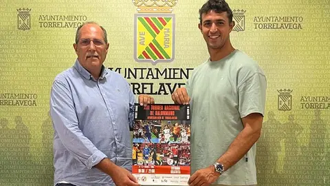 Nacho Gonz&aacute;lez, concejal de Deportes y Alfredo Abarca, directivo del club, han presentado el XIII Torneo del BM Torrelavega | Foto: Radio Studio