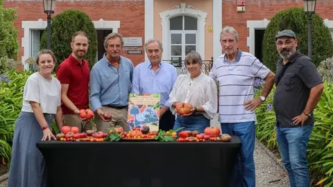 Representantes del Ayuntamiento de Polanco, de Costa Quebrada y de los organizadores en la presentaci&oacute;n de la&nbsp; Feria Nacional del Tomate Antiguo | Foto: Ayuntamiento