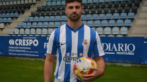 Dani Salas posa con la el&aacute;stica blanquiazul | Foto: RSGT