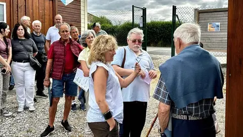 La concejala de Medio Ambiente, Patricia Portilla, junto a los usuarios de los huertos