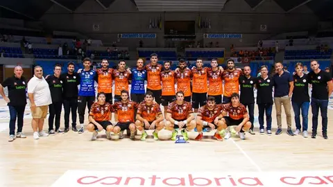 Foto de familia del BM Torrelavega en el Palacio | Foto: Diego G&oacute;mez