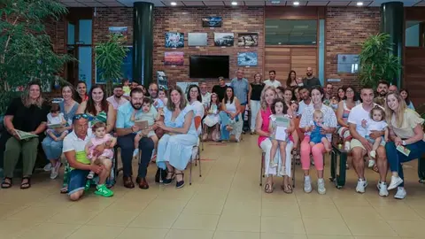 La alcaldesa junto a las familias beneficiarias de las &uacute;ltimas ayudas a la natalidad&nbsp;| Foto: Ayuntamiento