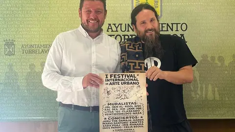 El concejal Jes&uacute;s S&aacute;nchez y Daniel Revenga, de Men's Rea, han presentado el Festival | Foto: Radio Studio