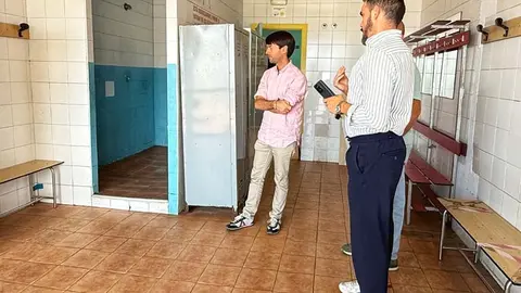 Borja Sainz Ahumada visita los vestuarios del Complejo Deportivo &Oacute;scar Freire