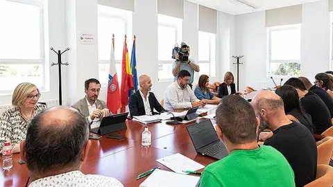 Profesores y Consejer&iacute;a siguen acuerdo salarial y se mantiene la huelga de 13 d&iacute;as para empezar el curso | Foto: Gobierno