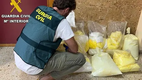 La Guardia Civil detiene a dos hombres con 80 kilos de speed en su furgoneta en Cantabria | Foto: GC