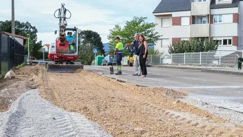 La alcaldesa y el concejal de Obras comprueban el desarrollo de los trabajos en Requejada | Foto: Ayuntamiento