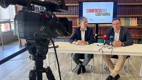 La Oficina 360 Cantabria fue presentada por el presidente de C&aacute;mara Torrelavega, Carlos Augusto Carrasco, y el director general de Comercio de Cantabria, Rosendo Ruiz.