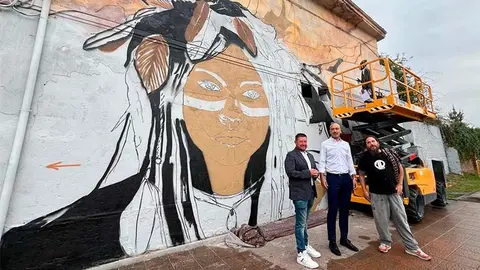 Visita de esta ma&ntilde;ana a una de las nueve fachadas de Torrelavega que se est&aacute;n decorando con arte urbano.
