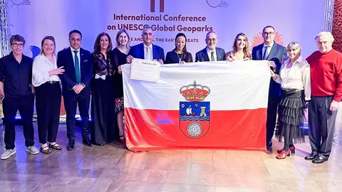 Autoridades asistentes a la entrega a Costa Quebrada de la distinci&oacute;n como geoparque mundial por parte de la UNESCO.