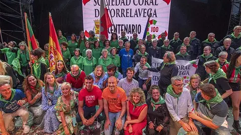 La Coral de Torrelavega dio el preg&oacute;n de las fiestas de Torrelavega.