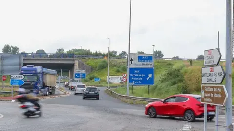 Tr&aacute;fico en el acceso a la autov&iacute;a A-67 desde la antigua carretera N-611 y la subida hacia Polanco | Foto: Ayuntamiento