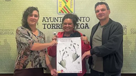 La concejal de Cultura, Esther V&eacute;lez, acompa&ntilde;ada por Elena Umlauff y Jos&eacute; Iturraspe de Malabaracirco, ha presentado la sexta edici&oacute;n del Festival &lsquo;Torrelavega Ciudad de Circo&rsquo; | Foto: Radio Studio