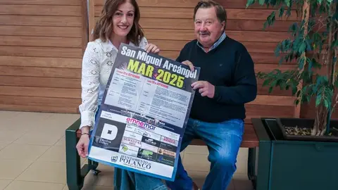 La alcaldesa, Rosa D&iacute;az, y el concejal de Festejos, Fernando Sa&ntilde;udo P&eacute;rez, muestran el cartel anunciador de las fiestas | Foto: Ayuntamiento