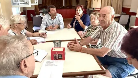 El concejal de Mayores, Borja Sainz, reunido con las asociaciones de la ciudad | Foto: Ayuntamiento de Torrelavega