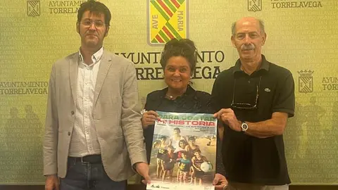 Los concejales de Cultura y Cooperaci&oacute;n para el Desarrollo: Esther V&eacute;lez y Alberto Rubio, acompa&ntilde;ados por Najaty Jabary, han presentado la exposici&oacute;n &lsquo;Para contar mi historia | Foto: Radio Studio