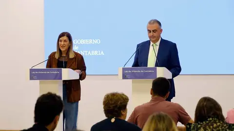 La presidenta de Cantabria, Mar&iacute;a Jos&eacute; S&aacute;enz de Buruaga, y el consejero de Vivienda, Roberto Media | Foto: Gobierno