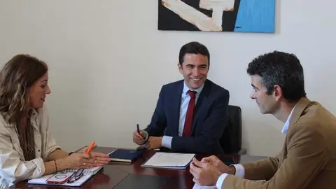 Encuentro entre el delegado del Gobierno en Cantabria, Pedro Casares; y la alcaldesa de Polanco, Rosa D&iacute;az | Foto: Delegaci&oacute;n