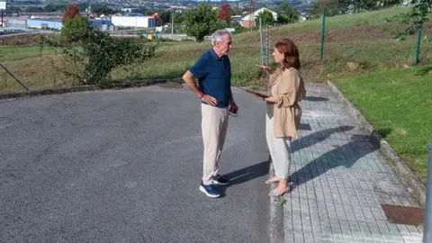 La alcaldesa y el concejal de Obras, Avelino Rodriguez Muriedas, analizan los planos de la nueva carretera desde su inicio en el barrio Menocal | Foto: Ayuntamiento