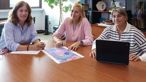 La alcaldesa, Rosa D&iacute;az, junto a la concejal Alicia Mart&iacute;nez Bustillo ultiman la organizaci&oacute;n del D&iacute;a del Recuerdo con una de las promotoras del encuentro regional | Foto: Ayuntamiento