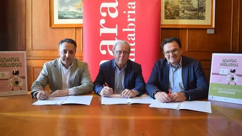 El alcalde, Carlos Caram&eacute;s, con el vicepresidente de la C&aacute;mara de Comercio de Cantabria, Miguel &Aacute;ngel Cuerno, y el director general de Comercio y Consumo, Rosendo Ruiz, en la firma del convenio | Foto: Ayuntamiento
