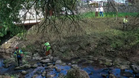 La alcaldesa, Rosa D&iacute;az, y el concejal de Protecci&oacute;n Civil, David Esteban Mier, supervisan los trabajos en el r&iacute;o Cabo&nbsp;| Foto: Ayuntamiento