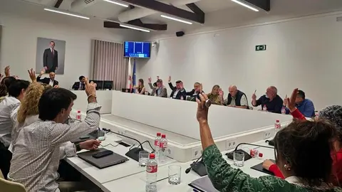 Pleno extraordinario en el que se han aprobado las tasas de Torrelavega para 2026 | Foto: Ayuntamiento