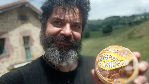 Eduardo Garc&iacute;a con uno de sus quesos