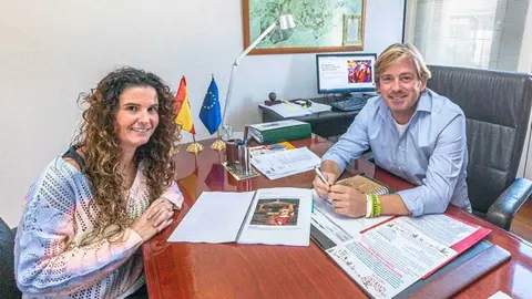 El alcalde de Reoc&iacute;n, Pablo Diestro, y la coordinadora del proyecto, Laura San Sebasti&aacute;n | Foto: Ayuntamiento