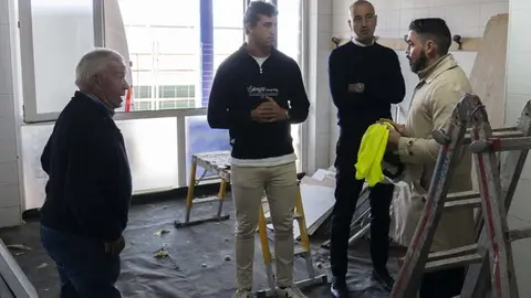 La renovaci&oacute;n de los vestuarios 2 y 3 del Complejo Deportivo &Oacute;scar Freire ya ha comenzado | Foto: Ayuntamiento