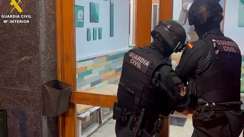 Imagen de la operaci&oacute;n de la Guardia Civil contra una banda dedicada a la sextorsi&oacute;n.