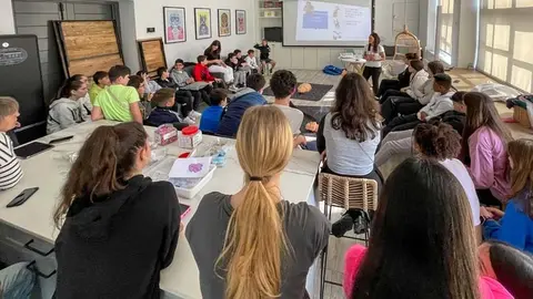 J&oacute;venes de Polanco realizando actividades formativas en la Casa Joven | Foto: Ayuntamiento