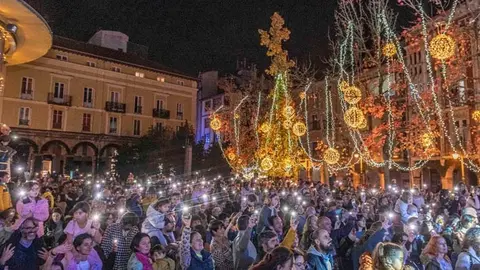 Imagen de archivo del Ayuntamiento de Torrrelavega del encendido de las luces de Navidad en la ciudad