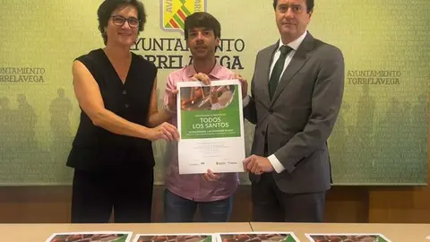 El concejal de Cementerios, Borja Sainz, acompa&ntilde;ado por Gonzalo Trugeda, de Funcantabria, y &Aacute;ngela Herrero, ha presentado la VIII edici&oacute;n | Foto: Radio Studio