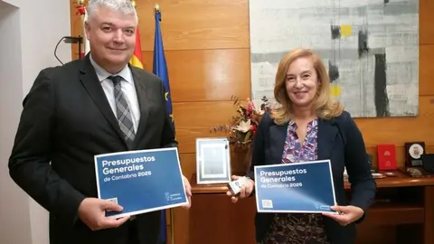 El consejero de Econom&iacute;a y Hacienda con la presidenta del Parlamento, Mar&iacute;a Jos&eacute; Gonz&aacute;lez Revuelta, tras el registro de los presupuestos | Foto: Gobierno