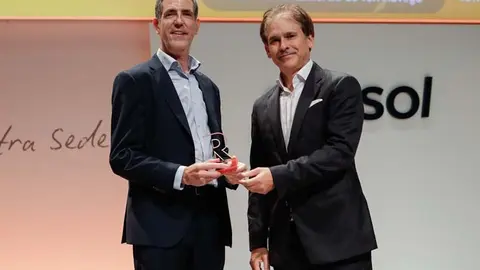 El presidente de la C&aacute;mara de Comercio de Torrelavega, Carlos Augusto Carrasco, recibe el premio de mano de Carlos Azofra, CEO y fundador de Infocap | Foto: C&aacute;mara Torrelavega